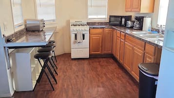 Coffee/tea maker, fridge, microwave, oven