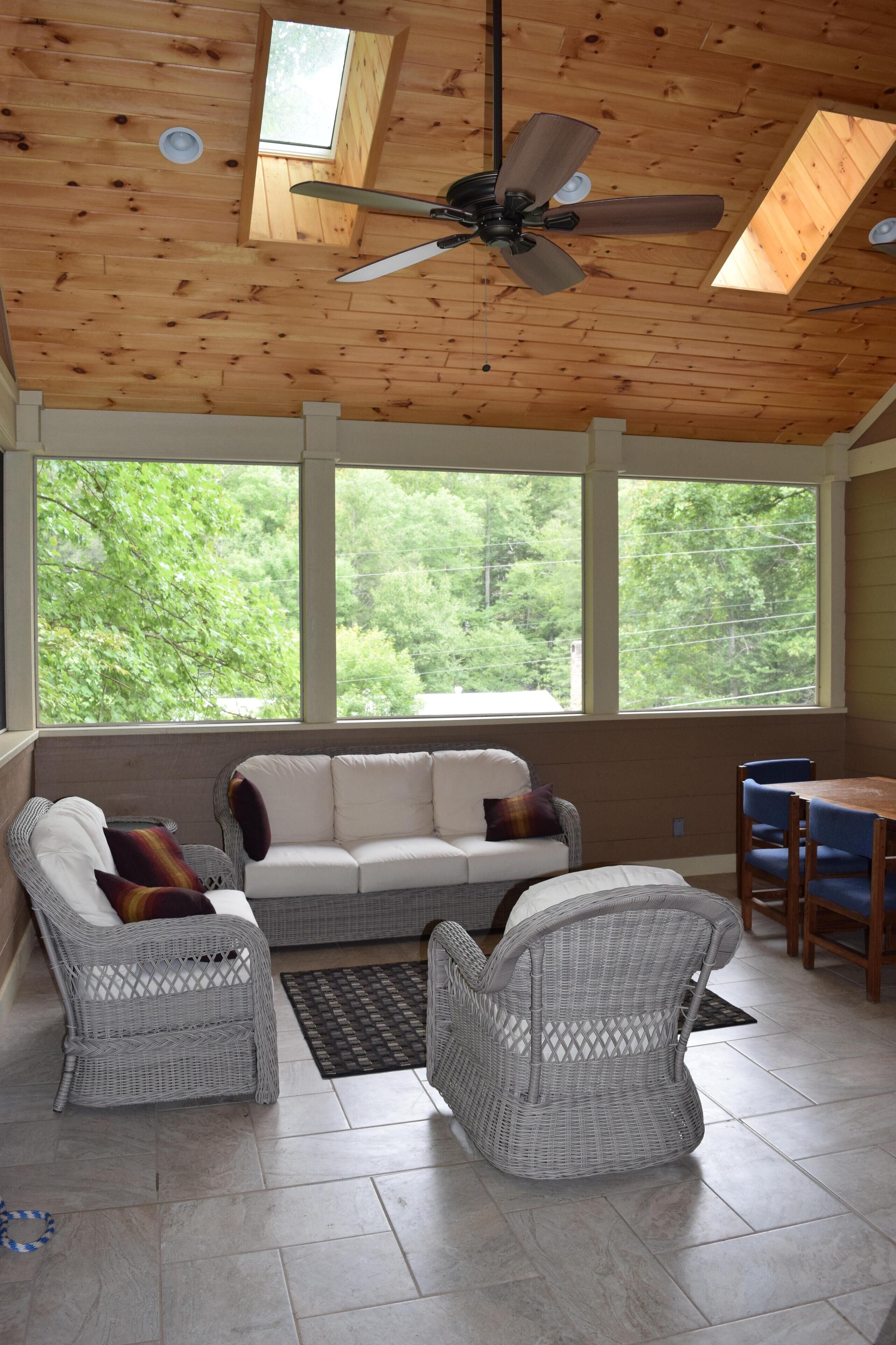 Relaxing Mountain Retreat! Comfortable, Spacious Montreat Home