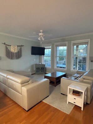 TV, DVD player, books - Private Pool, one block to private beach access and space for everyone (Surf City)