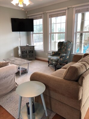 TV, DVD player, books - Private Pool, one block to private beach access and space for everyone (Surf City)