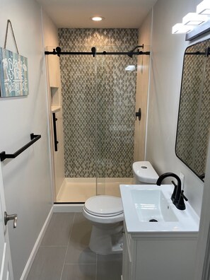 Ducha y bañera combinadas, secador de pelo, toallas y jabón