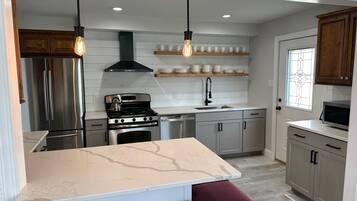 Réfrigérateur, micro-ondes, four, lave-vaisselle