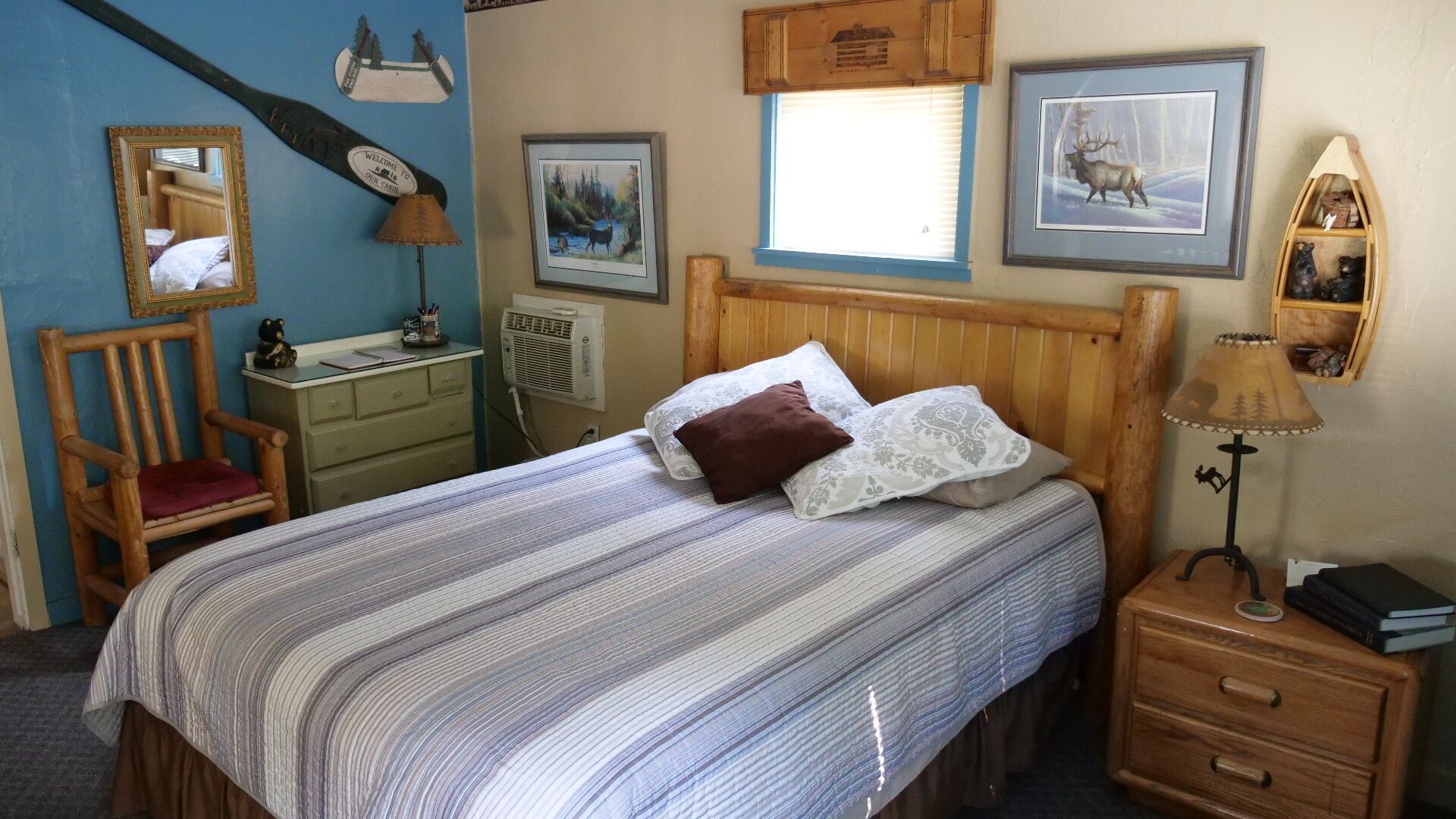 Peace by the river. Cozy cabin right next to the Little Salmon River