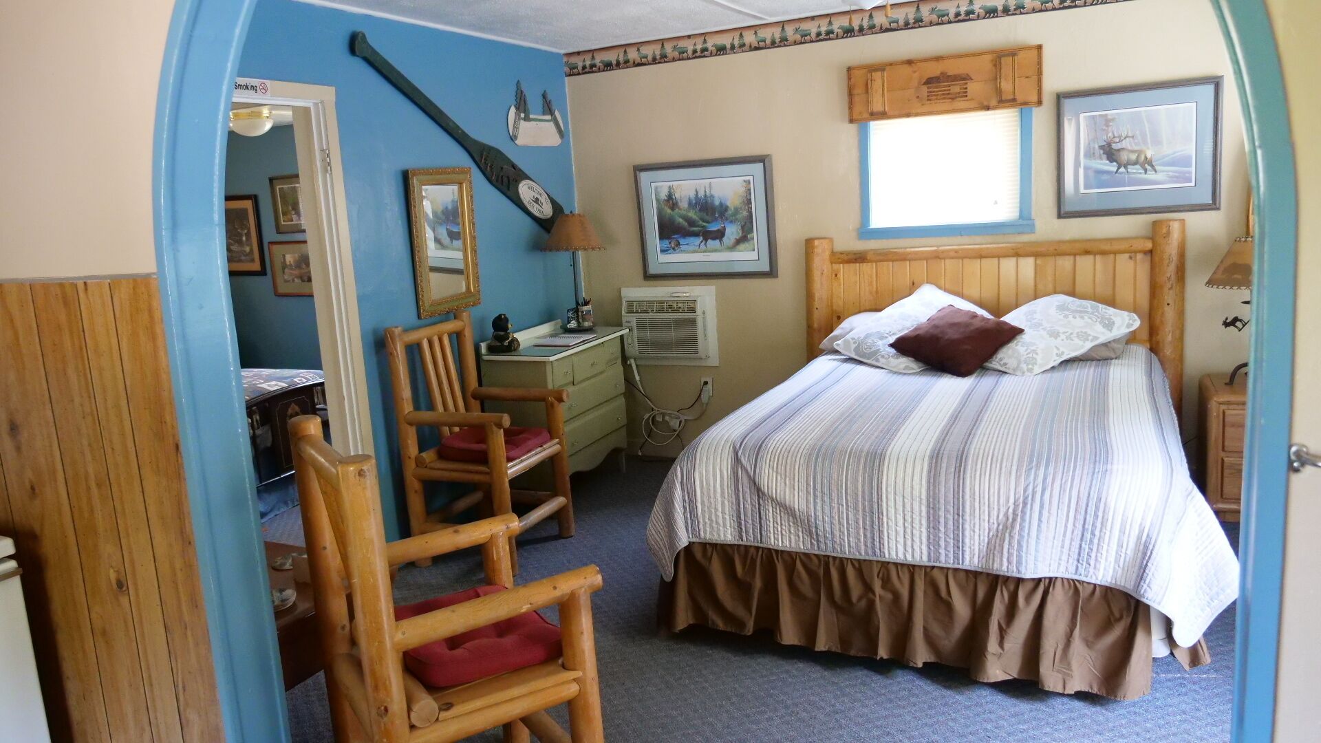 Peace by the river. Cozy cabin right next to the Little Salmon River