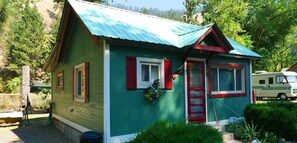 Exterior - Peace by the river. Cozy cabin right next to the Little Salmon River (New Meadows)