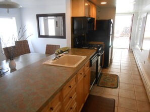 Fridge, microwave, oven, stovetop - 4 Bedrooms/3.5 bath/Ground Floor Condo @ 12th and Central, Sleeps 4-9, A/C, Park (Ocean City)
