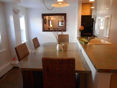 4 Bedrooms/3.5 bath/Ground Floor Condo @ 12th and Central, Sleeps 4-9, A/C, Park