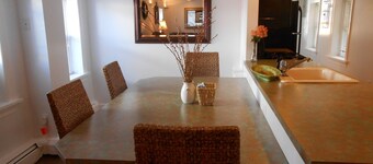 4 Bedrooms/3.5 bath/Ground Floor Condo @ 12th and Central, Sleeps 4-9, A/C, Park