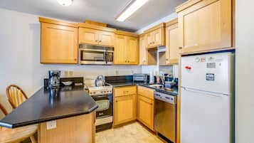 雪櫃、微波爐、焗爐、爐具