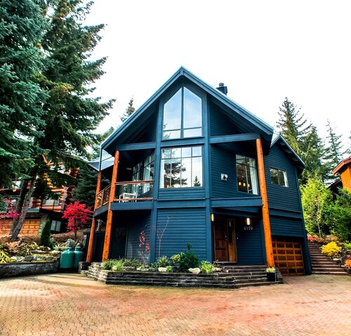 Closest Luxury Chalet to Village! Perfect for families~HOT TUB, PATIO, PING PONG