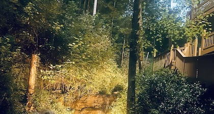 ❤️ SPECTACULAR CABIN! 4BR for 8, Waterfalls, Hot-Tub, Fire-Pit, Private 3 acres ❤️