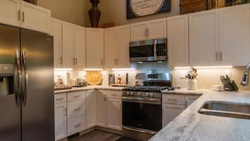 Réfrigérateur, micro-ondes, four, plaque de cuisson