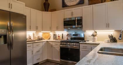 ❤️ SPECTACULAR CABIN! 4BR for 8, Waterfalls, Hot-Tub, Fire-Pit, Private 3 acres ❤️
