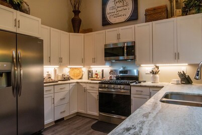 ❤️ SPECTACULAR CABIN! 4BR for 8, Waterfalls, Hot-Tub, Fire-Pit, Private 3 acres ❤️