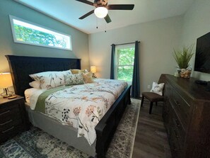 4 habitaciones, escritorio y tabla de planchar con plancha 