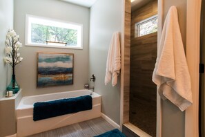 Bathtub, hair dryer, towels, soap - ❤️ SPECTACULAR CABIN! 4BR for 8, Waterfalls, Hot-Tub, Fire-Pit, Private 3 acres ❤️ (Marble)