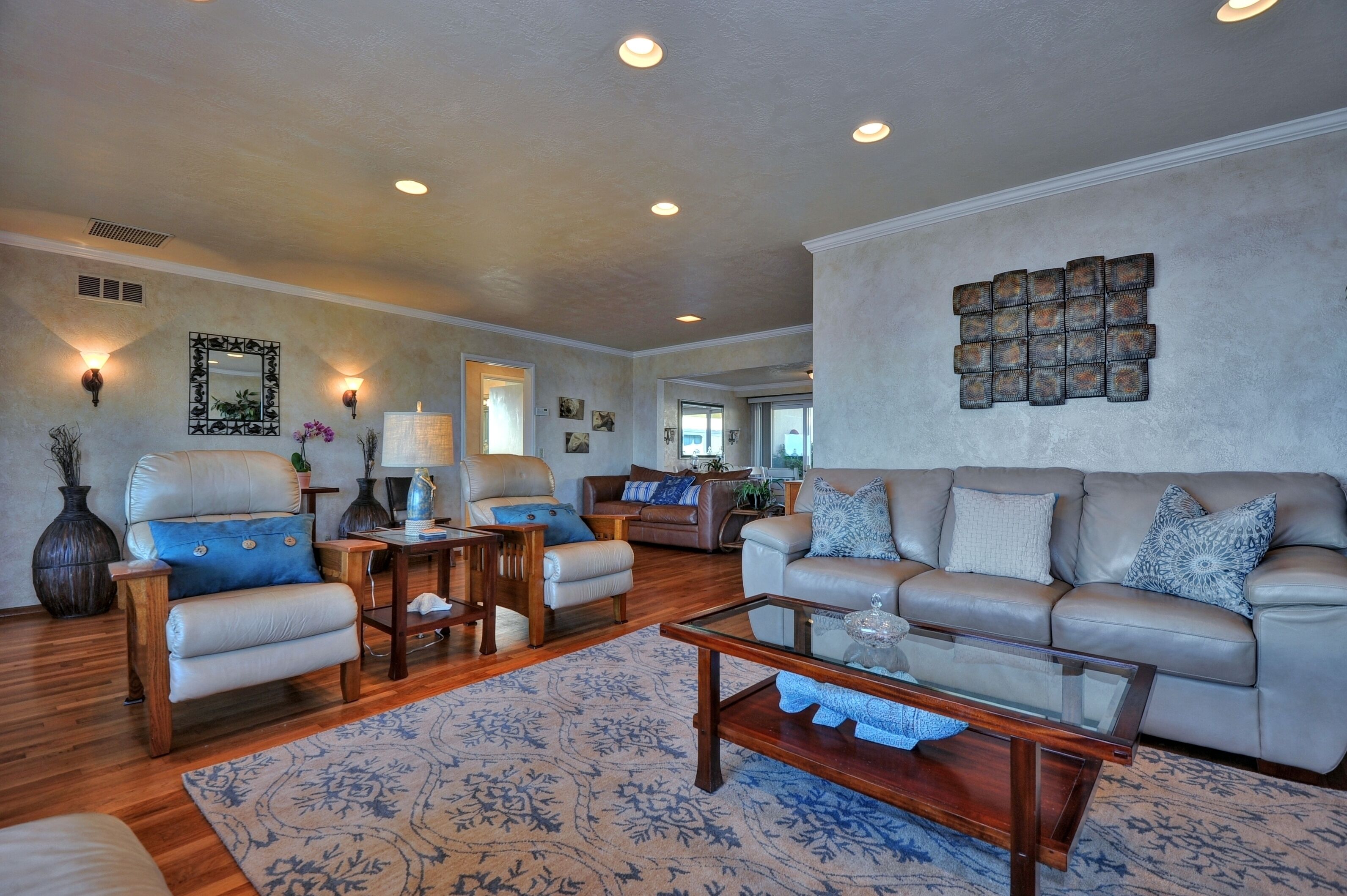 OCEANFRONT@ SANTA CRUZ BEACH *Complete Privacy* Backyard, Beach, Views, DOG OK!