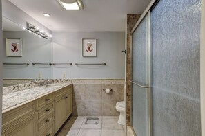 Combined shower/tub, hair dryer, towels