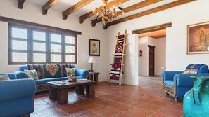 Smart TV, fireplace - Our house is a traditional hacienda-type in Lachigolo, Oaxaca,Mexico. (Oaxaca)