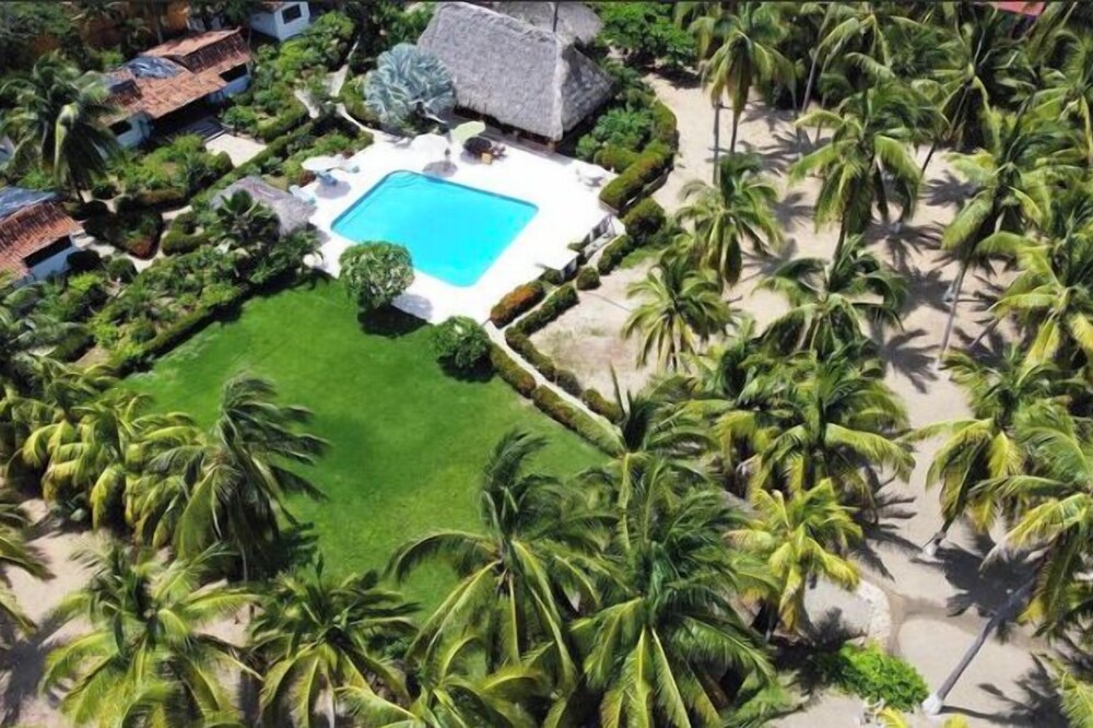 Beachfront Great Villa, private, full staffed, pool, sleeps 28, 8 bedrooms