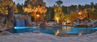 Treten Sie ein in das südliche Leben mit einem Resort-Stil Pool mit einem fließenden Fluss und Grotte!