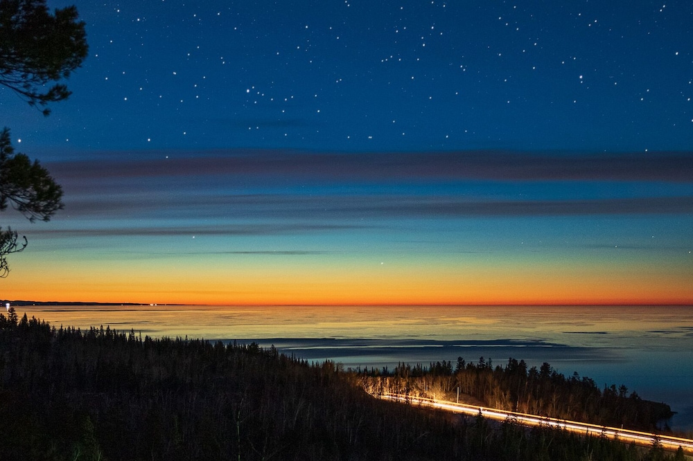 Tettegouche Cedar Log Cabin Incredible Lake Superior sunrise, 3 blocks to beach