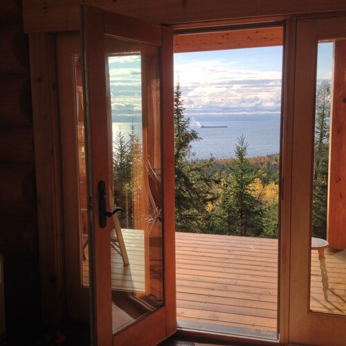 Tettegouche Cedar Log Cabin amazing Lake Superior views near 4 state parks, SHT
