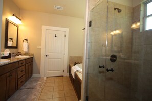 Tina con regadera, tina de hidromasaje, amenidades de baño gratuitas 