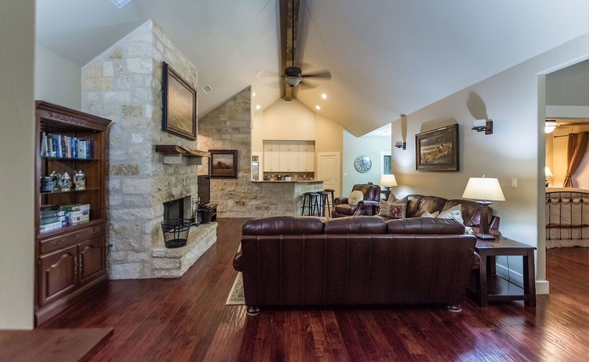 Fernseher, Kamin, DVD-Player