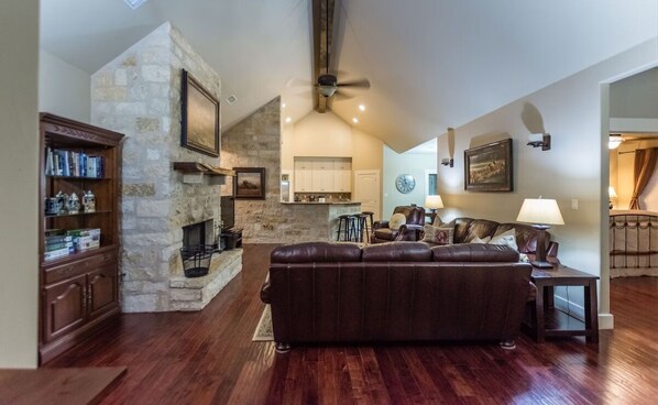 Televisión, chimenea y reproductor de DVD 