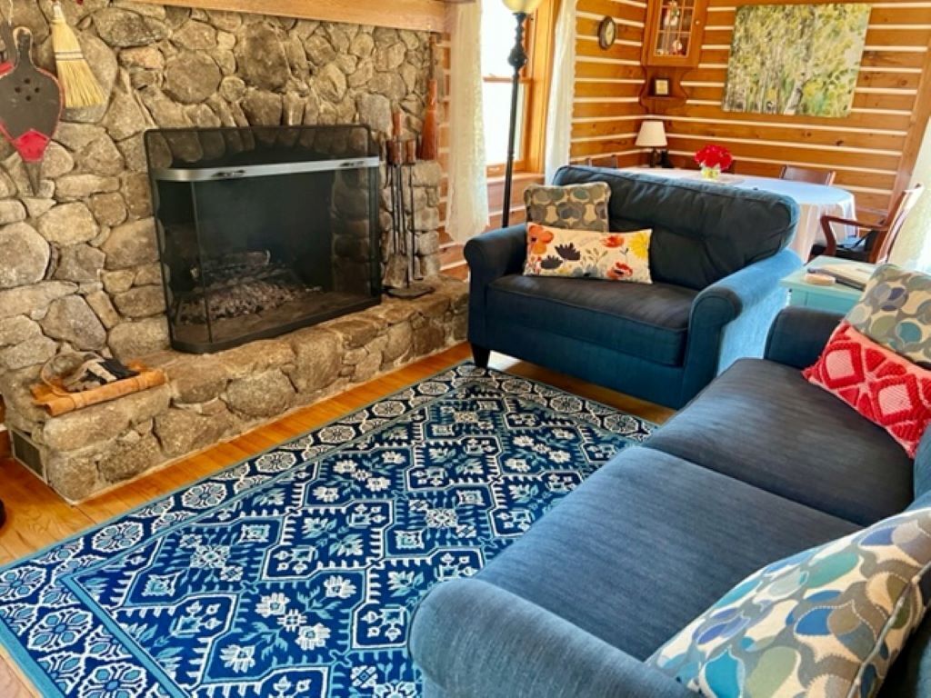 'Sundrop' Beautiful 4bd/2bath cabin, summer pool access, close to hiking trails!