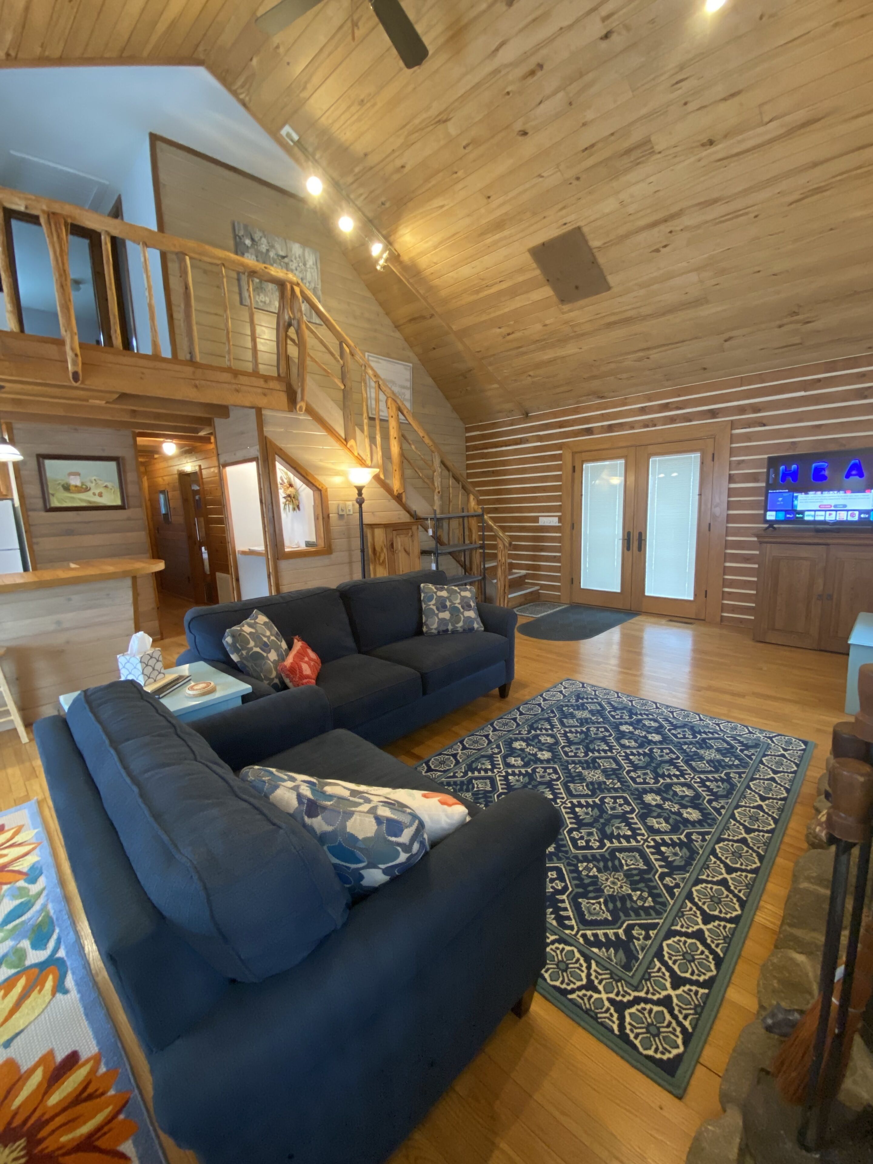 'Sundrop' Beautiful 4bd/2bath cabin, summer pool access, close to hiking trails!