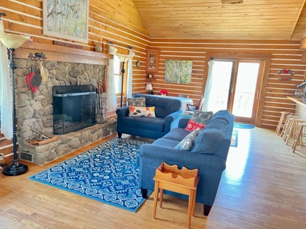'Sundrop' Beautiful 4bd/2bath cabin, summer pool access, close to hiking trails!