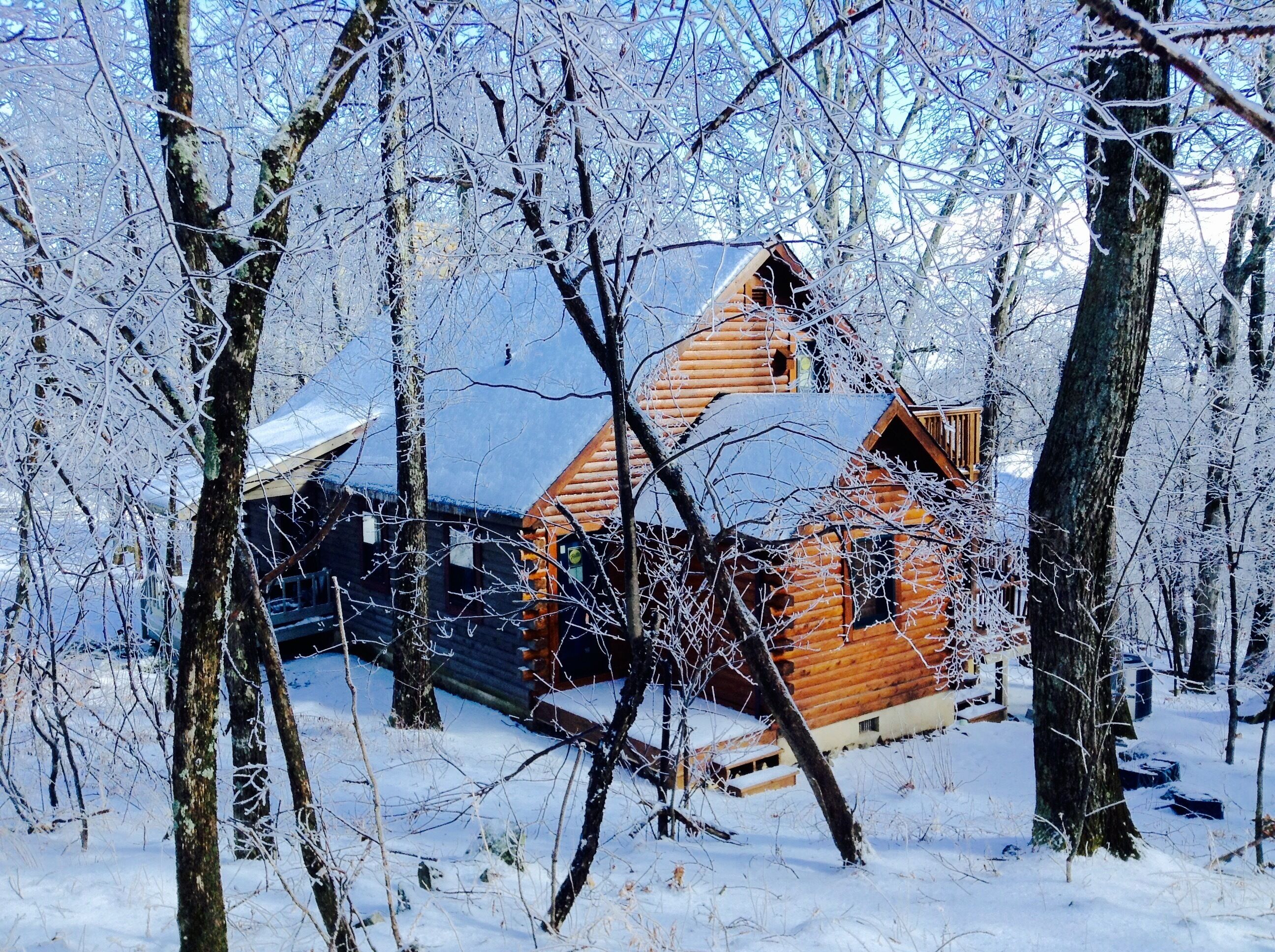 'Sundrop' Beautiful 4bd/2bath cabin, summer pool access, close to hiking trails!