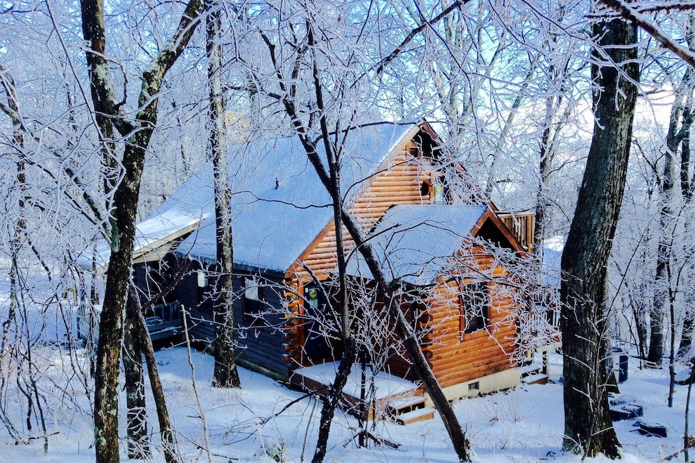 'Sundrop' Beautiful 4bd/2bath cabin, summer pool access, close to hiking trails!