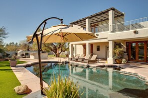 Una piscina al aire libre, una piscina climatizada