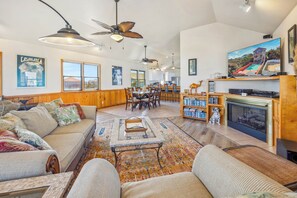 Älytelevisio, DVD-soitin, kirjoja, videokirjasto