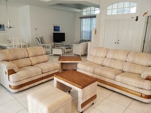 Televisión, libros y estéreo 