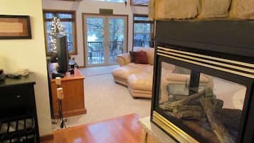 Televisión, chimenea, videojuegos y reproductor de DVD