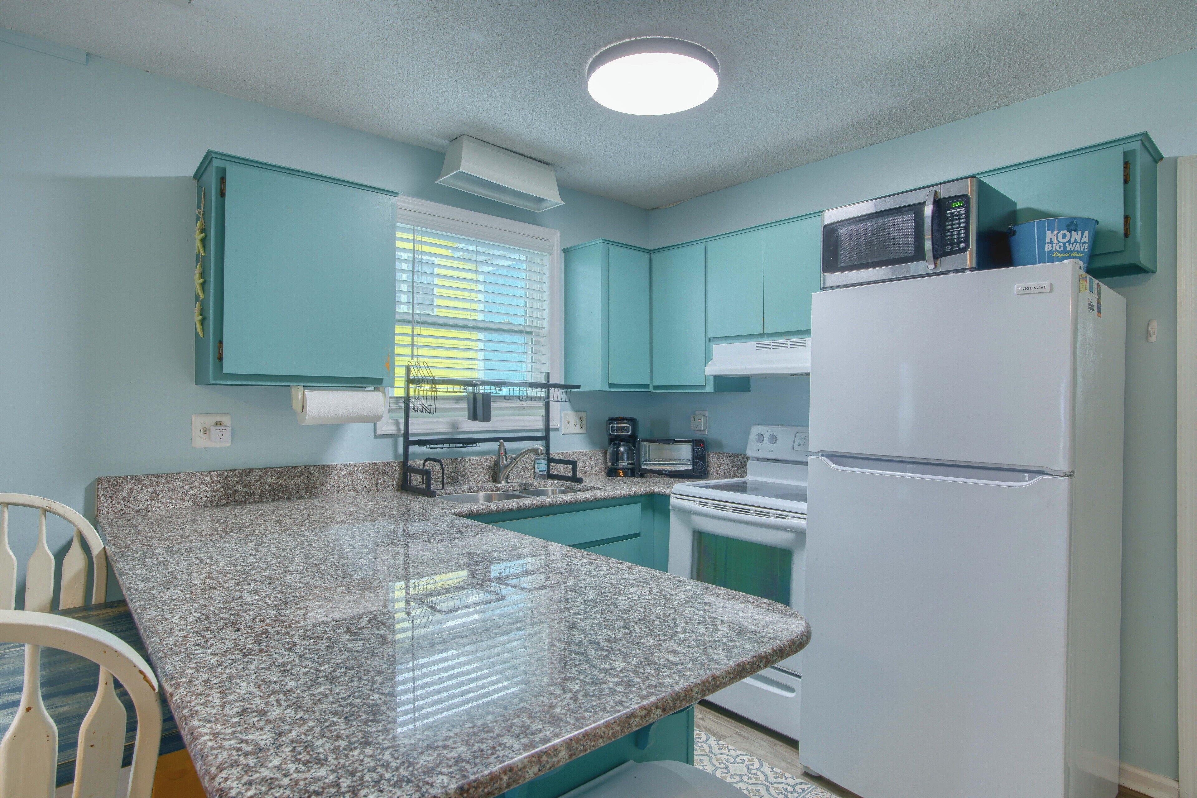 Kylskåp, mikrovågsugn, ugn och spishäll