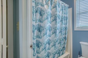 Duschwanne, Handtücher, Toilettenpapier