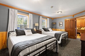 3 Schlafzimmer, Schreibtisch, Bügeleisen/Bügelbrett, Reisekinderbett