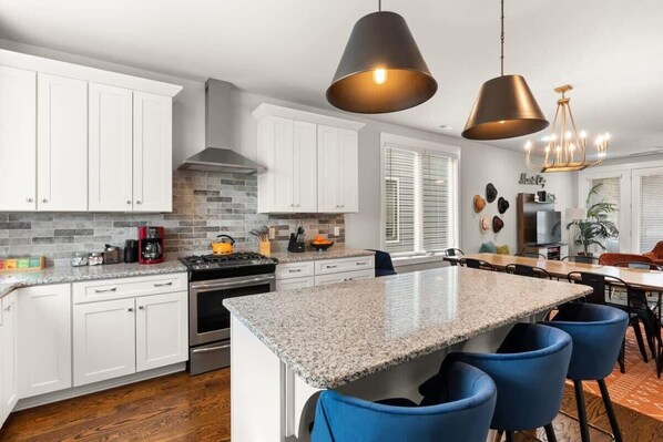 冷蔵庫、電子レンジ、オーブン、コンロ