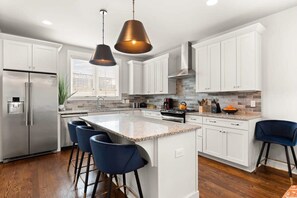 冷蔵庫、電子レンジ、オーブン、コンロ