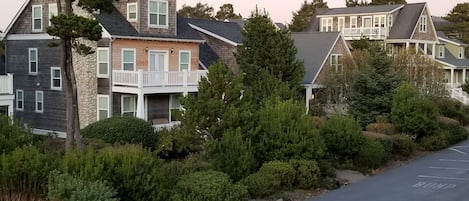 Un barrio residencial con casas que tienen balcones y entrada para coches.