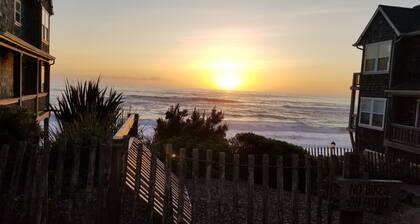 Spa, Game room, Pool table, Short walk to beach through beautiful neighborhood!