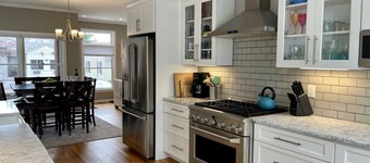 Rymliga och lyxiga strandhem steg från vattnet