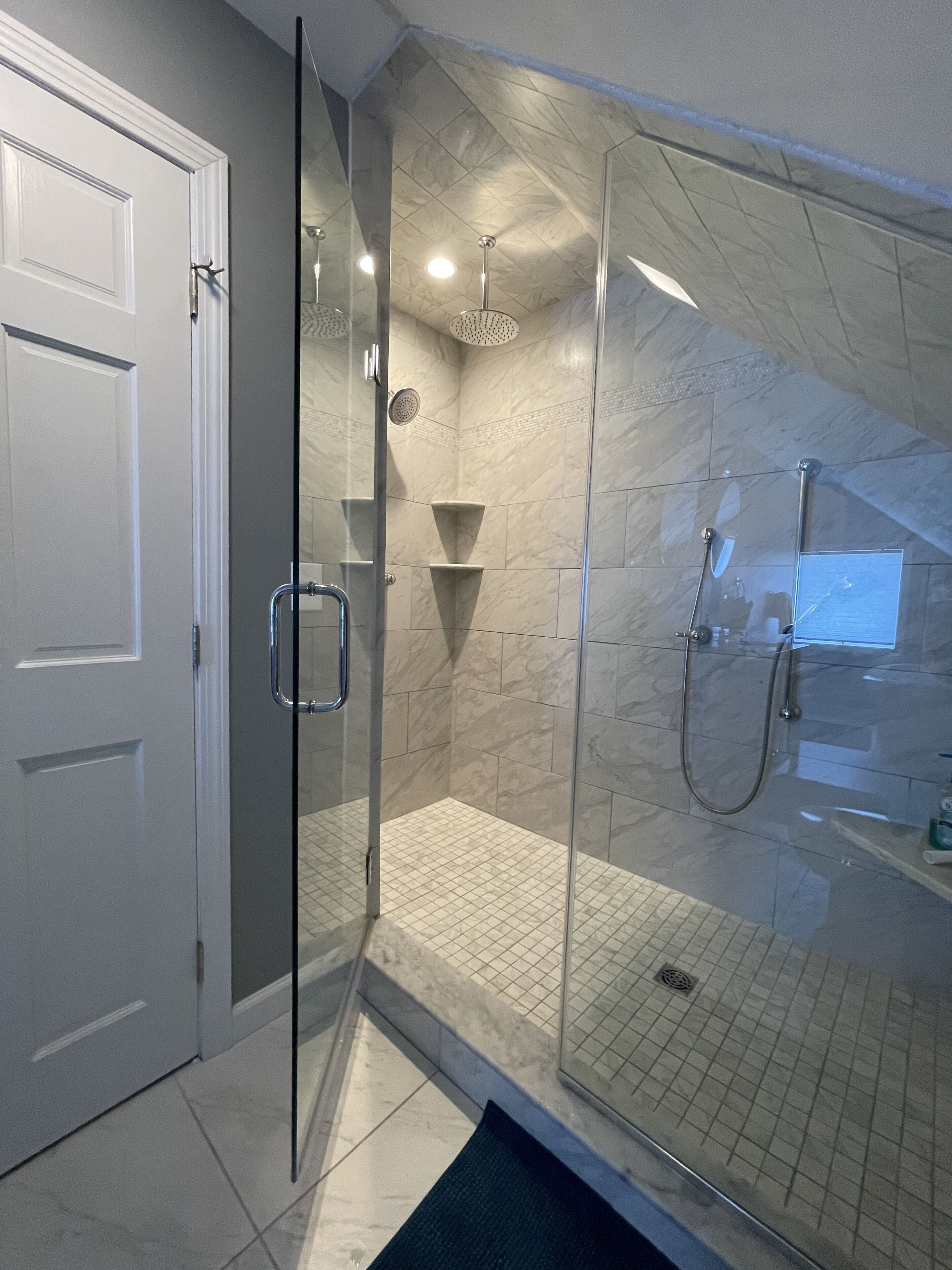Bañera con ducha, secador de pelo, toallas