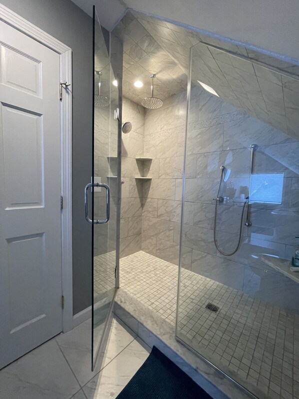 Combined shower/tub, hair dryer, towels