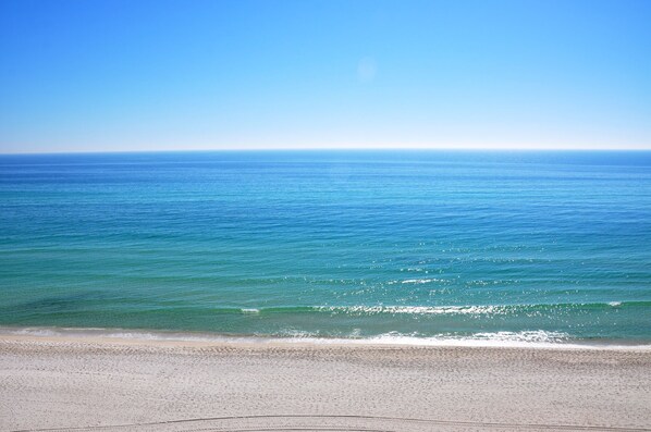 Plage, chaises longues, serviettes de plage
